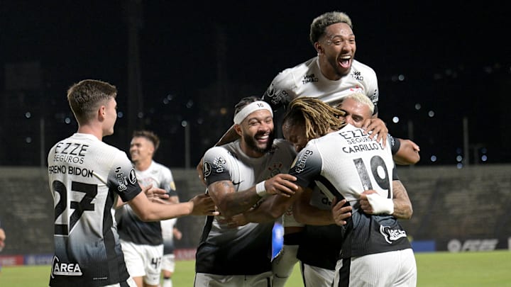 Corinthians enfrenta Universidad para buscar vaga à terceira fase