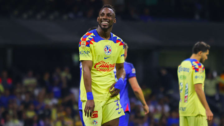 El colombiano Julián Quiñones ríe tras ver anulados tres de sus goles.