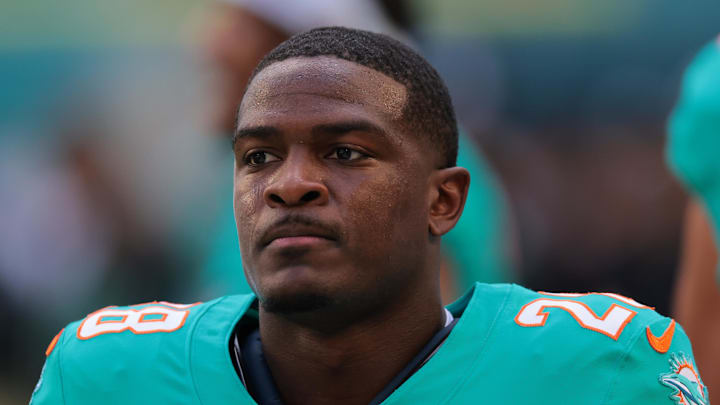 Miami Dolphins running back De'Von Achane warms up