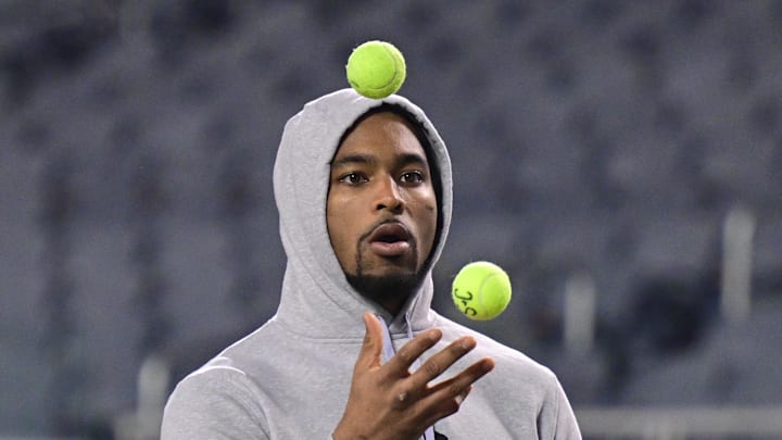 Former Chicago Bears defensive back Jonathan Owens warms up Former Chicago Bears defensive back Jonathan Owens warms up