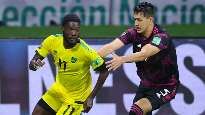 El jamaicano Shamar Nicholson y César Montes durante el primer duelo del Octagonal Final de la CONCACAF en el Estadio Azteca.