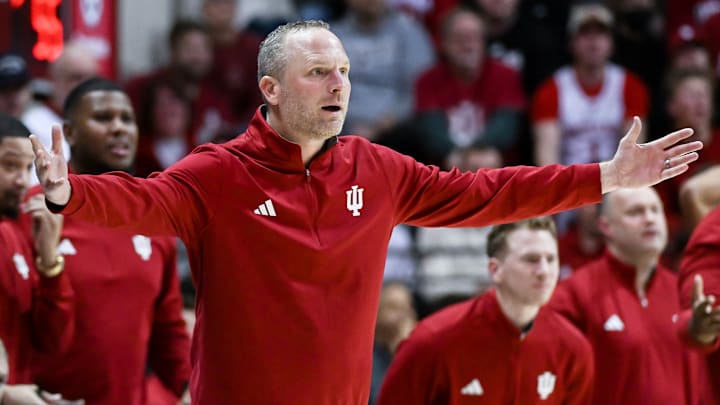 Indiana Hoosiers coach Darian DeVries against the Washington Huskies at Simon Skjodt Assembly Hall. 