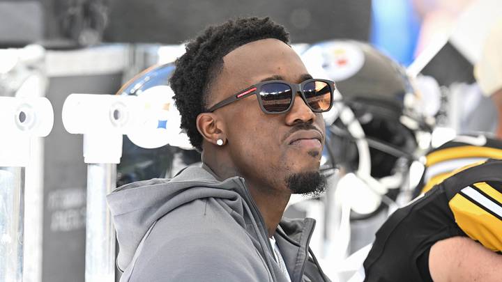 Sep 13, 2026; Pittsburgh, Pennsylvania, USA; Pittsburgh Steelers cornerback Joey Porter Jr. sits on the bench during a game against the Atlanta Falcons at Acrisure Stadium. Mandatory Credit: Barry Reeger-Imagn Images Sep 13, 2026; Pittsburgh, Pennsylvania, USA; Pittsburgh Steelers cornerback Joey Porter Jr. sits on the bench during a game against the Atlanta Falcons at Acrisure Stadium. Mandatory Credit: Barry Reeger-Imagn Images