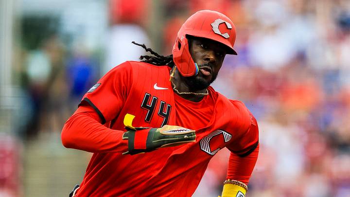 Cincinnati Reds shortstop Elly de la Cruz (44) runs to third on a single