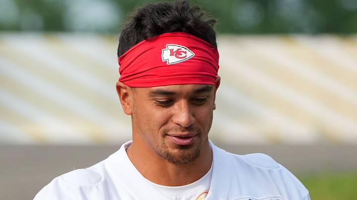 Jul 29, 2026; St. Joseph, MO, USA; Kansas City Chiefs safety Alohi Gilman (17) walks down the hill to the practice fields during training camp at Missouri Western State University. Mandatory Credit: Denny Medley-Imagn Images Jul 29, 2026; St. Joseph, MO, USA; Kansas City Chiefs safety Alohi Gilman (17) walks down the hill to the practice fields during training camp at Missouri Western State University. Mandatory Credit: Denny Medley-Imagn Images