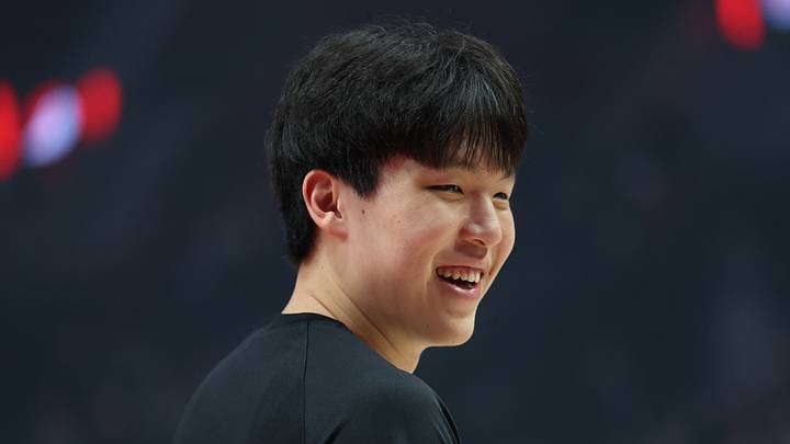 Oct 10, 2025; Portland, Oregon, USA; Portland Trail Blazers center Yang Hansen (17) smiles at a fan before playing in a game against Sacramento Kings at Moda Center. Mandatory Credit: Jaime Valdez-Imagn Images Oct 10, 2025; Portland, Oregon, USA; Portland Trail Blazers center Yang Hansen (17) smiles at a fan before playing in a game against Sacramento Kings at Moda Center. Mandatory Credit: Jaime Valdez-Imagn Images