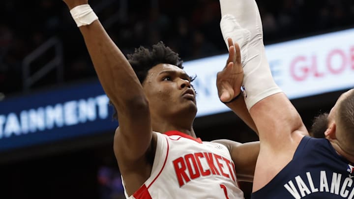 Jan 7, 2025; Washington, District of Columbia, USA; Houston Rockets forward Amen Thompson (1) shoots the ball as Washington Wizards center Jonas Valanciunas (17) defends in the third quarter at Capital One Arena. Mandatory Credit: Geoff Burke-Imagn Images Jan 7, 2025; Washington, District of Columbia, USA; Houston Rockets forward Amen Thompson (1) shoots the ball as Washington Wizards center Jonas Valanciunas (17) defends in the third quarter at Capital One Arena. Mandatory Credit: Geoff Burke-Imagn Images