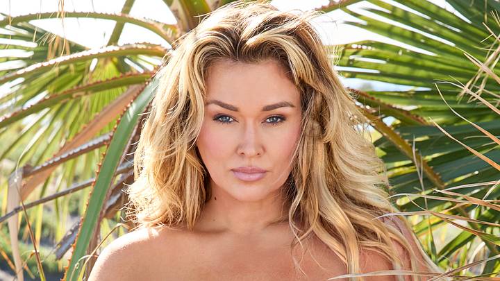  Hunter McGrady was photographed by James Macari in Loreto, Baja California Sur, Mexico. 