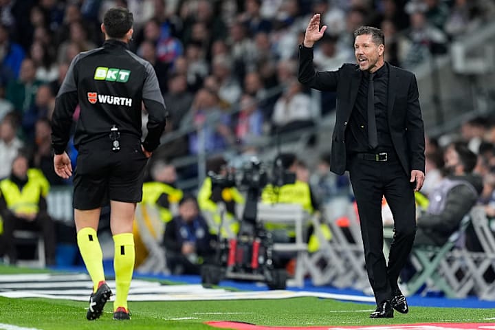 迭戈·西蒙尼向第四官员提出抗议