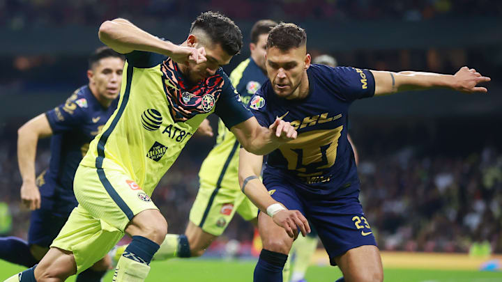 Henry Martín del América y el argentino Nicolás Freire de Pumas durante las semifinales del Apertura 2021.