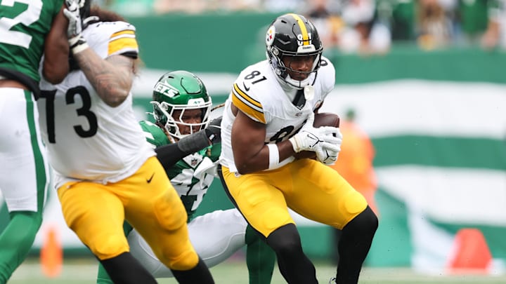 Sep 7, 2025; East Rutherford, New Jersey, USA; Pittsburgh Steelers tight end Jonnu Smith (81) fights for yards against New York Jets linebacker Jamien Sherwood (44) during the second quarter at MetLife Stadium. Mandatory Credit: Vincent Carchietta-Imagn Images