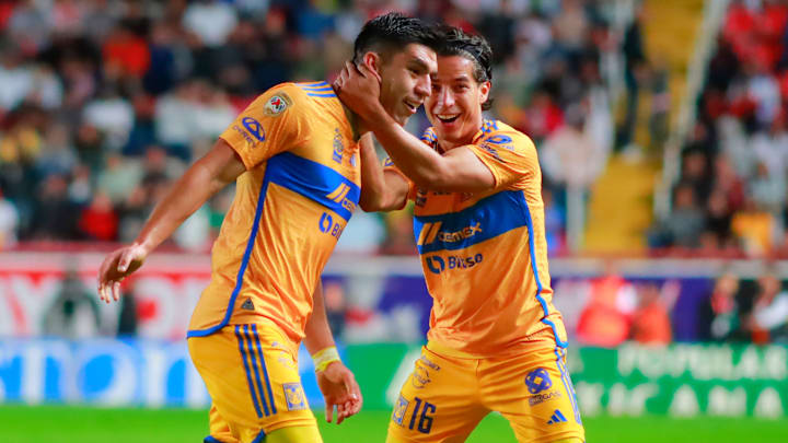 Jesús Angulo fue titular con México, mientras Diego Laínez fue banca