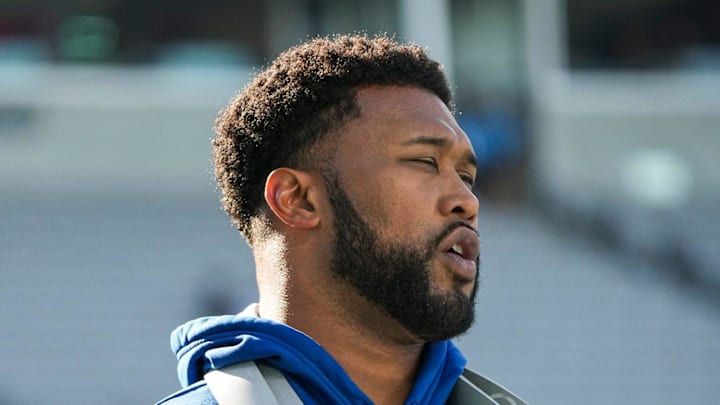 Indianapolis Colts defensive tackle DeForest Buckner warms up