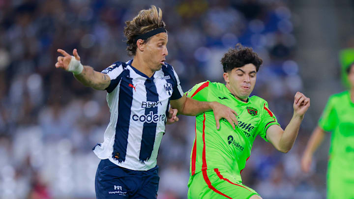 El español Sergio Canales y Denzell García en el Apertura 2025