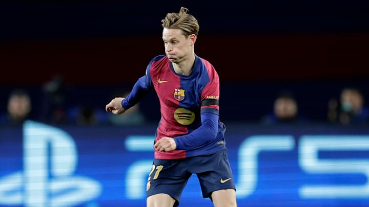 Frenkie De Jong s'est fait sa place parmi les titulaires depuis son retour de blessure. Frenkie De Jong s'est fait sa place parmi les titulaires depuis son retour de blessure.