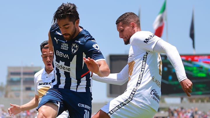 Rodolfo Pizarro (Rayados) protege el esférico del brasileño Higor Meritao (Pumas) en el Clausura 2022.