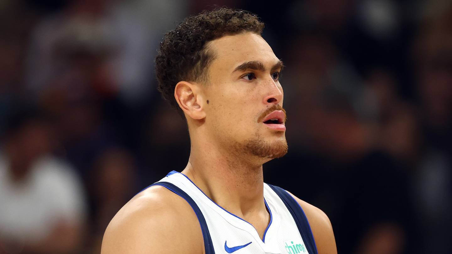 Mavericks have a clear Dwight Powell move to make (and it's not re-signing him)
