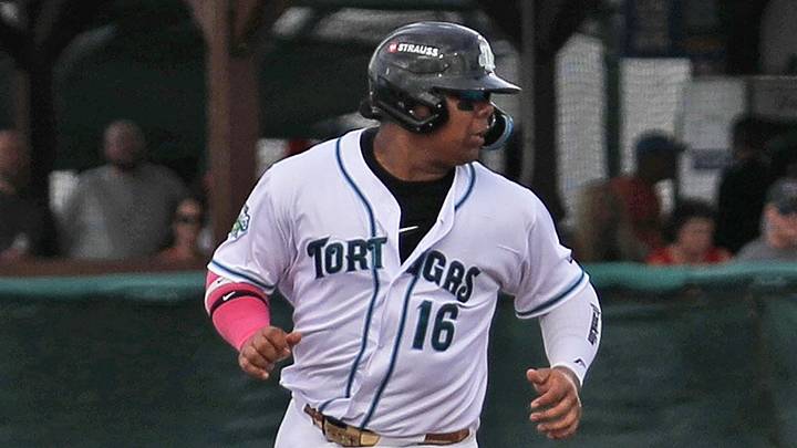 Daytona Tortuga’s Alfredo Duno (16) steals second base Daytona Tortuga’s Alfredo Duno (16) steals second base