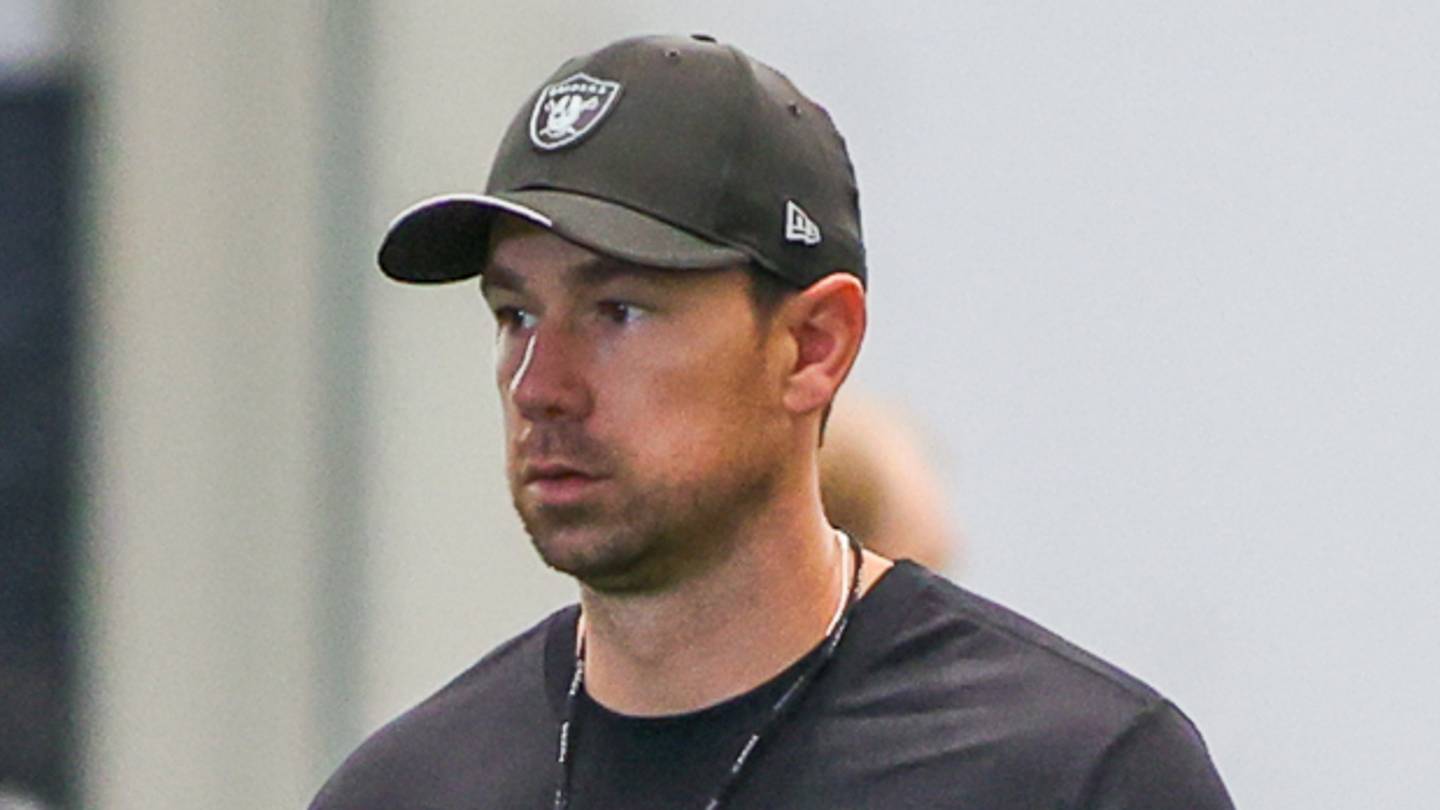 Giocatori del Raiders in allenamento, con focus su Mendoza e la difesa, durante il training camp a Las Vegas