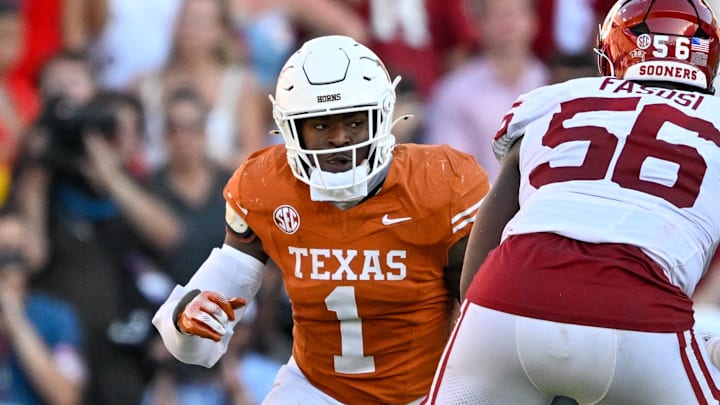 Texas Longhorns defensive end Colin Simmons during the game between the Texas Longhorns and the Oklahoma Sooners at the Cotton Bowl. Texas Longhorns defensive end Colin Simmons during the game between the Texas Longhorns and the Oklahoma Sooners at the Cotton Bowl.