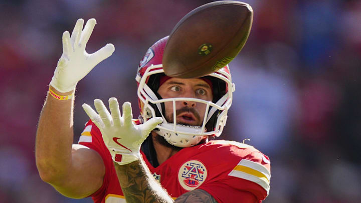 Nov 23, 2025; Kansas City, Missouri, USA; Kansas City Chiefs tight end Noah Gray (83) makes a catch against the Indianapolis Colts in the second quarter at GEHA Field at Arrowhead Stadium. Mandatory Credit: Jay Biggerstaff-Imagn Images