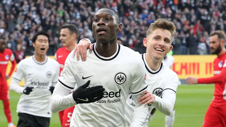 Randal Kolo Muani beim Jubel mit Jesper Lindstrøm