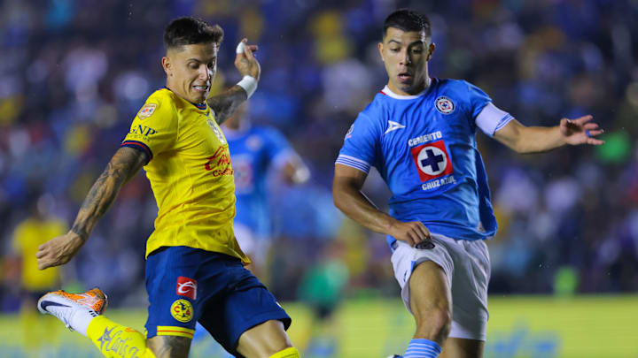 El uruguayo Brian Rodríguez del América y Erik Lira de Cruz Azul durante la fase regular del A2024