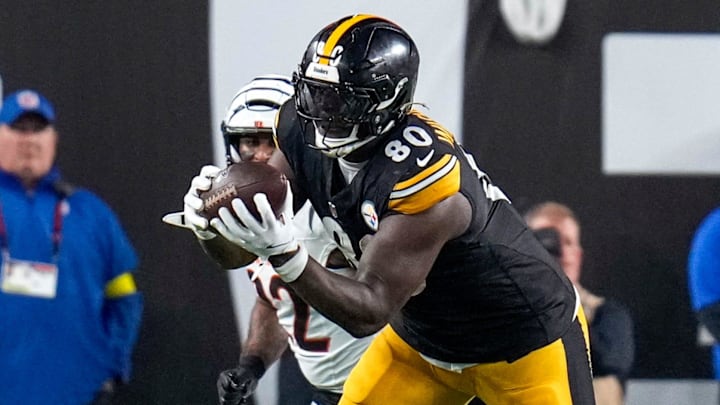 Pittsburgh Steelers tight end Darnell Washington (80) catches a pass in the fourth quarter of the NFL Week 7 game between the Cincinnati Bengals and the Pittsburgh Steelers at Paycor Stadium in downtown Cincinnati on Thursday, Oct. 16, 2025. The Bengals won, 33-31.
