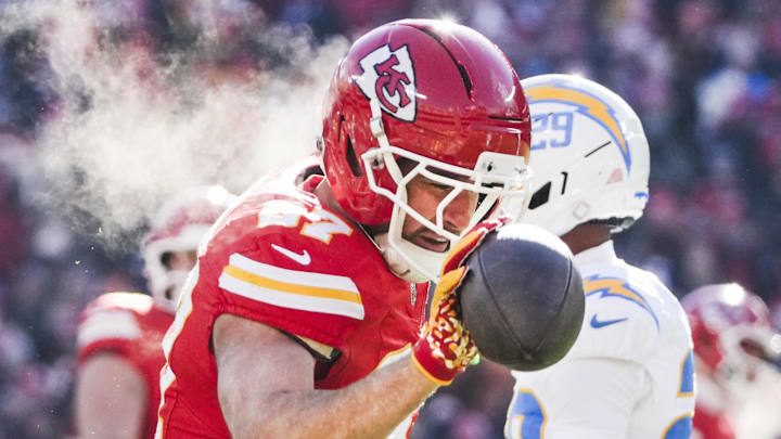 Dec 14, 2025; Kansas City, Missouri, USA; Kansas City Chiefs tight end Travis Kelce (87) reacts after catching a pas against the Los Angeles Chargers during the first quarter at GEHA Field at Arrowhead Stadium. Mandatory Credit: Denny Medley-Imagn Images Dec 14, 2025; Kansas City, Missouri, USA; Kansas City Chiefs tight end Travis Kelce (87) reacts after catching a pas against the Los Angeles Chargers during the first quarter at GEHA Field at Arrowhead Stadium. Mandatory Credit: Denny Medley-Imagn Images