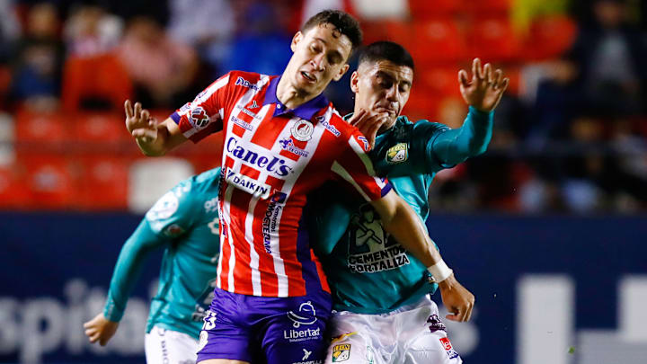 El brasileño Léo Bonatini de San Luis y Braian Rubio de León en su partido del Apertura 2023.