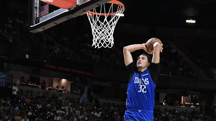 Dallas Mavericks forward Cooper Flagg (32)
