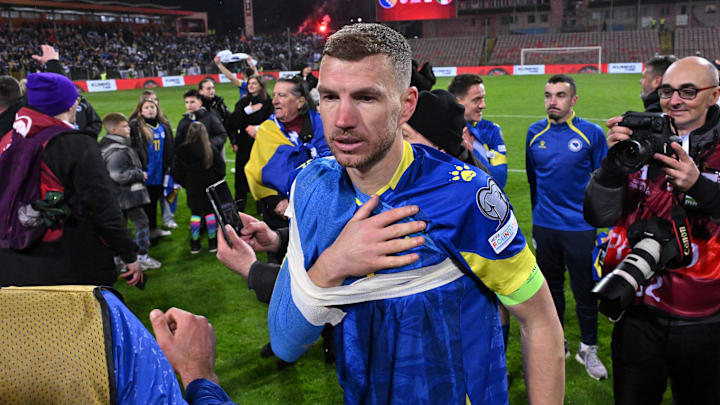 Edin Dzeko mit seiner zunächst provisorisch bandagierten Schulter