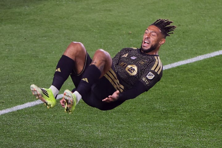 เดนิส บัวงกา กำลังทำการเฉลิมฉลองด้วยการตีลังกา เดนิส บัวงกา กำลังทำการเฉลิมฉลองด้วยการตีลังกา