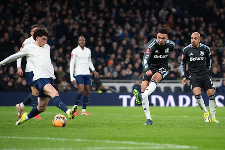 มอร์แกน โรเจอร์ส กำลังยิงประตู