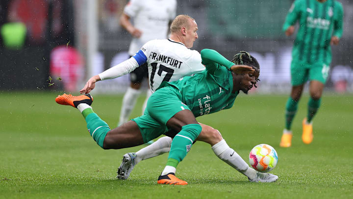 Sebastian Rode bringt Manu Koné zu Fall. Sebastian Rode bringt Manu Koné zu Fall.