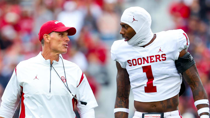 Oklahoma Sooners head coach Brent Venables and linebacker Dasan McCullough