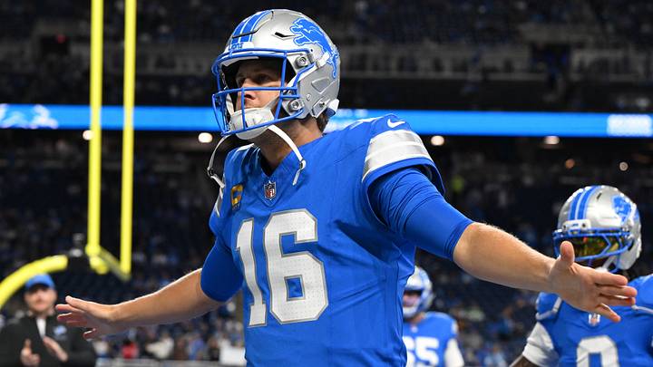 Detroit Lions quarterback Jared Goff (16) warms up before the game against the New York Jets Detroit Lions quarterback Jared Goff (16) warms up before the game against the New York Jets