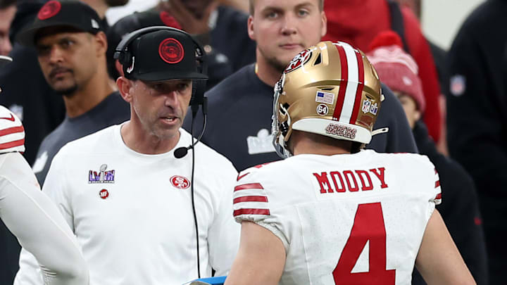 San Francisco 49ers head coach Kyle Shanahan (L) and kicker Jake Moody (R)