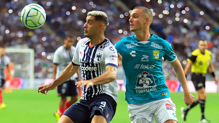El argentino Germán Berterame de Rayados y Paul Bellón de León durante el Apertura 2022.