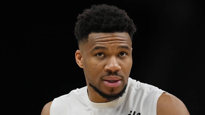 Milwaukee Bucks forward Giannis Antetokounmpo (34).
