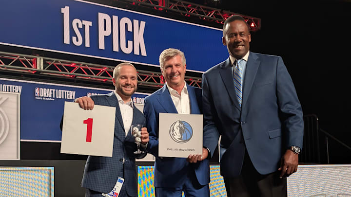 Los ejecutivos de los Dallas Mavericks tras conseguir el primer pick en la Lotería del Draft de la NBA