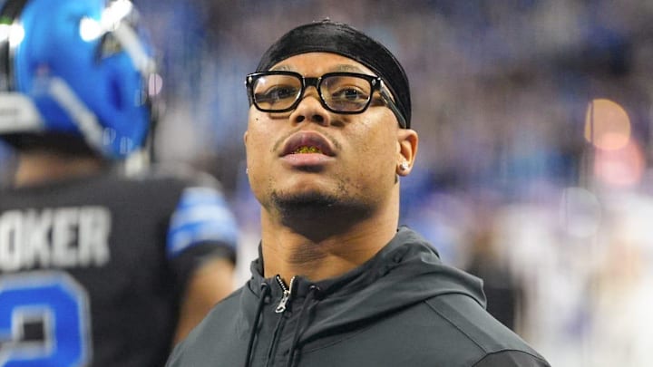 Detroit Lions running back David Montgomery (5) walks the field while Detroit Lions players warm for the Minnesota Vikings game at Ford Field in Detroit on Sunday, Jan. 5, 2025. Montgomery is not playing because of an MCL injury.