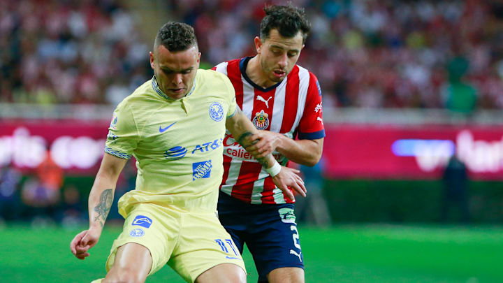 El uruguayo Jonathan Rodríguez del América y Alan Mozo de Chivas durante la semifinal de Ida del Clausura 2023.