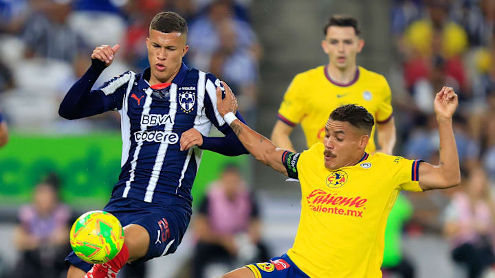 El colombiano Nelson Deossa intenta burlar a Jonathan Dos Santos