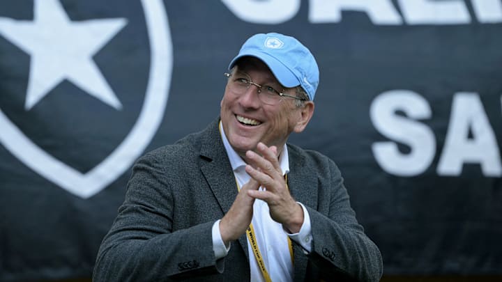 Textor enfrenta acusações e investigação nos bastidores da bola Textor enfrenta acusações e investigação nos bastidores da bola