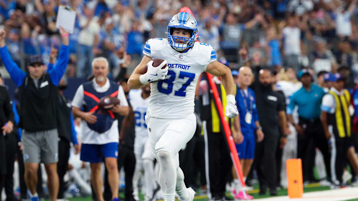 Detroit Lions tight end Sam LaPorta (87) runs for a touchdown 