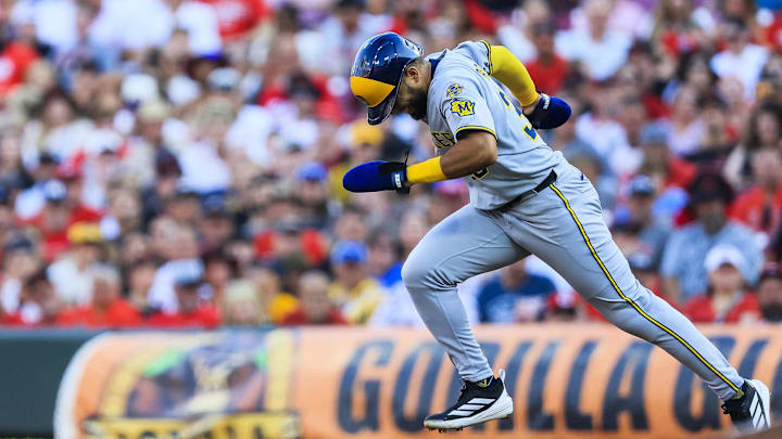 Aug 16, 2025; Cincinnati, Ohio, USA; Milwaukee Brewers outfielder Steward Berroa (35) steals second in the second inning against the Cincinnati Reds at Great American Ball Park. Mandatory Credit: Katie Stratman-Imagn Images
