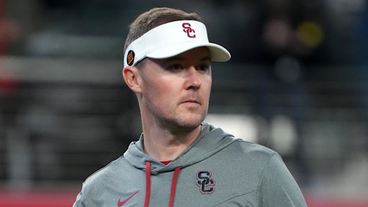 Dec 2, 2022; Las Vegas, NV, USA; Southern California Trojans head coach Lincoln Riley reacts in the first half of the Pac-12 Championship against the Utah Utes at Allegiant Stadium. Mandatory Credit: Kirby Lee-Imagn Images Dec 2, 2022; Las Vegas, NV, USA; Southern California Trojans head coach Lincoln Riley reacts in the first half of the Pac-12 Championship against the Utah Utes at Allegiant Stadium. Mandatory Credit: Kirby Lee-Imagn Images