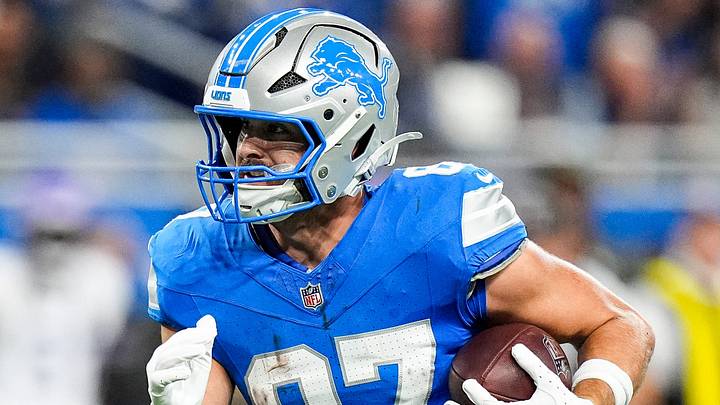 Detroit Lions tight end Sam LaPorta (87) makes a catch against Minnesota Vikings during the first half at Ford Field in Detroit on Sunday, November 2, 2025. Detroit Lions tight end Sam LaPorta (87) makes a catch against Minnesota Vikings during the first half at Ford Field in Detroit on Sunday, November 2, 2025.