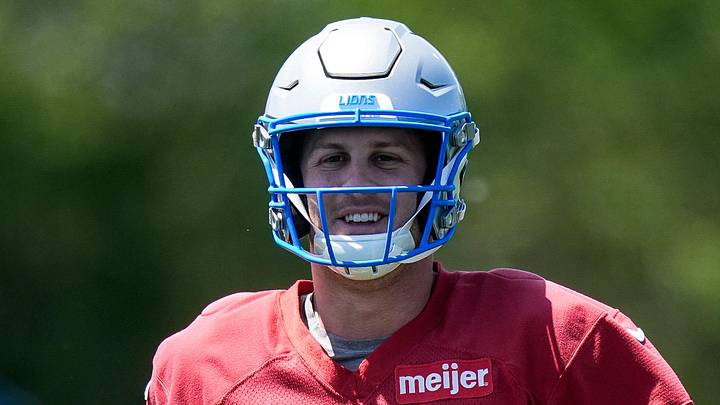 Detroit Lions quarterback Jared Goff (16).